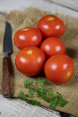 plusieurs tomates sur une table en bois