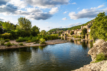 Obraz premium Ardeche river and old village of Vogüé at sunset