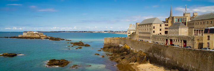 Fototapeta na wymiar View of the corsair citadel and the seaside of Saint-Malo
