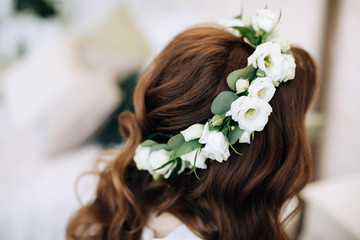 Obraz na płótnie Canvas wedding wreath of white flowers on the head of the bride, wedding decoration