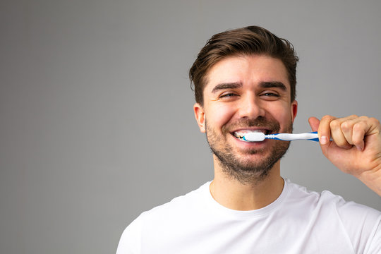 young man cleaning his theeth