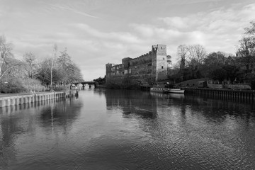 Obraz premium River Trent on its way through the town of Newark on Trent