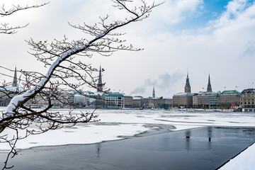 Die Binnenalster in Hamburg mit Stadtansicht im Winter mit Schnee