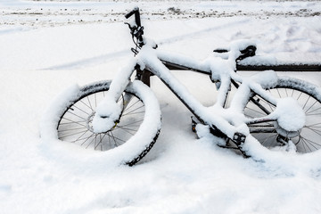 Komplett mit Schnee bedecktes Fahrrad