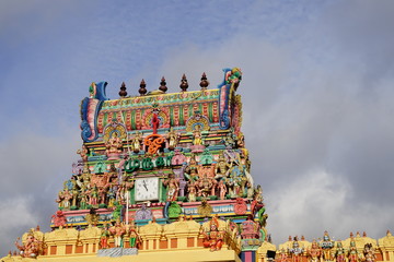 Dach des Murugan-Tempels in Berlin bei Sonnenschein