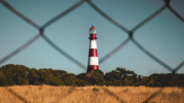 Faro blanco y rojo