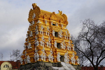 Stimmungsvoller Blick auf einen Hindutempel im Bau (Berlin)