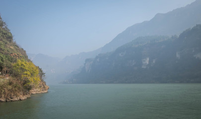 Fototapeta na wymiar View at Yangtze river for the traveler along with the three gorges area,