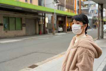 Fototapeta premium マスクする女性