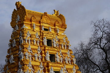 Götterfiguren an einem unfertigen Hindutempel