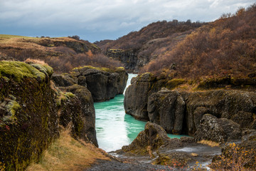 Fototapeta na wymiar Emerald colored water in a canyon