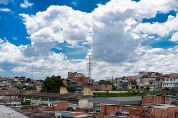Obraz premium periferia de são paulo Brasil um dia de vera com nuvens no céu