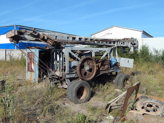 Mobile electric drilling rig for drilling an artesian water intake well. Photo rig.