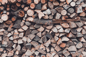 The texture of the wall is firewood, which is laid out very neatly.