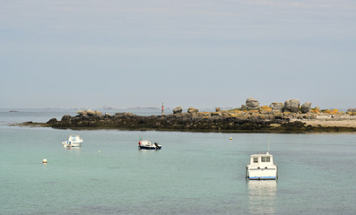 Paysage marin dans le Finistère en Bretagne plage de sable fin crique ria aber port de pêche et...