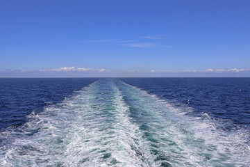 Fototapeta premium Fahrspur einer Fähre im Meer
