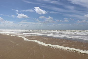 Dynamische Brandung am menschenleeren Strand