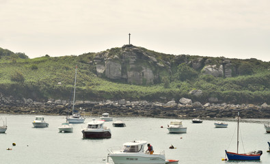 Un marin pêcheur prépare son bateau au mouillage pour partir à la pêche en mer à marée haute...