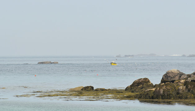 Paysage marin dans le Finist&egrave;re en Bretagne plage de sable fin crique ria aber port de p&ecirc;che et de plaisance