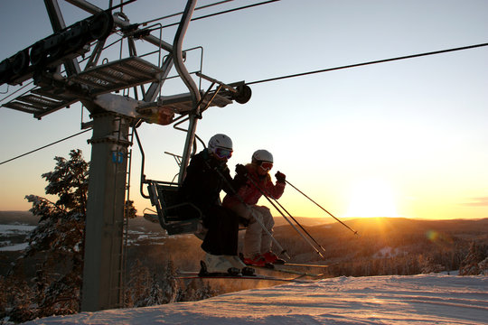 Skidliftar p&aring; toppen av J&auml;rvs&ouml;backen