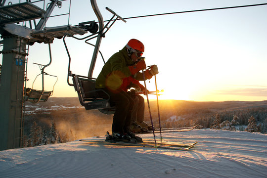 Skidliftar p&aring; toppen av J&auml;rvs&ouml;backen.
