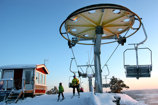 Skidliftar p&aring; toppen av J&auml;rvs&ouml;backen.