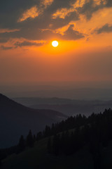 Blick über das Jenbachtal bei Bad Feilnbach auf das bayerische Voralpenland und den Sonnenuntergang, Bayern, Deutschland