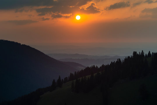 Blick über das Jenbachtal bei Bad Feilnbach auf das bayerische Voralpenland und den Sonnenuntergang, Bayern, Deutschland