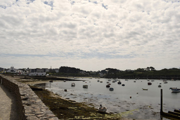 Paysage marin dans le Finistère en Bretagne plage de sable fin crique ria aber port de pêche et...