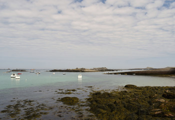 Paysage marin dans le Finistère en Bretagne plage de sable fin crique ria aber port de pêche et de plaisance