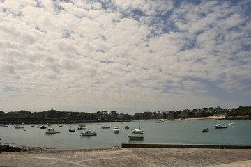Paysage marin dans le Finistère en Bretagne plage de sable fin crique ria aber port de pêche et...