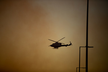 Helicoptero asiste en incendio forestal