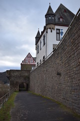 Hauptstraße durch die Vorburg am Schloss von der Leyen in Kobern-Gondorf