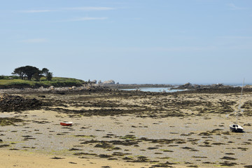 Paysage marin dans le Finistère en Bretagne plage de sable fin crique ria aber port de pêche et...