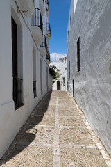 Straße in einem weißen Dorf in Andalusien