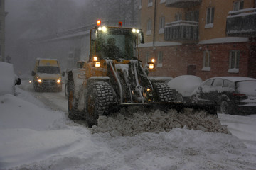 Snöstorm, snöröjning på gator i Stockholm/Södermalm