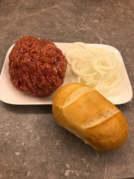 Mett mit Zwiebeln und Br&ouml;tchen 