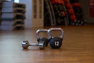 Hanteln in einem Fitnessraum