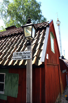 R&ouml;tt hus p&aring; Breda gatan p&aring; Djurg&aring;rden.