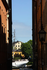 Husfasader i Gamla stan med Af Chapman i bakgrunden.