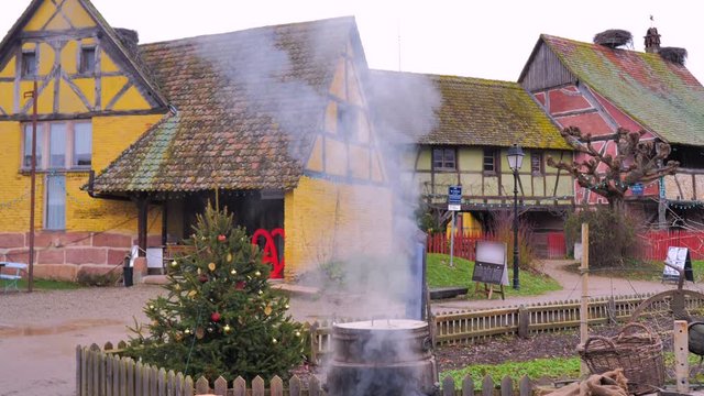 Gran caldero de metal cocinando calabaza y verdura en el exterior de una granja