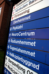 Informationstavla vid Karolinska sjukhuset i Solna.