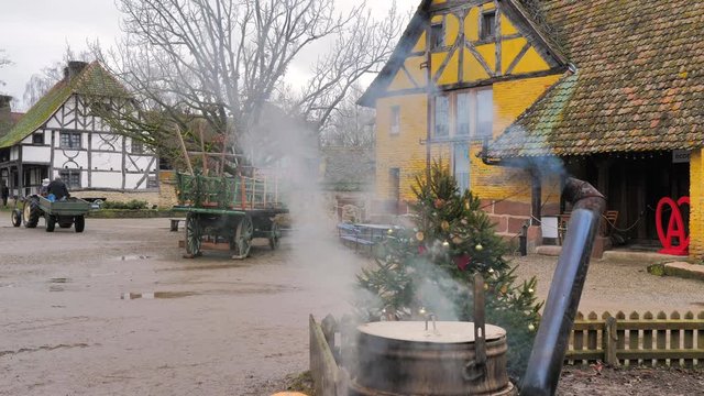 Caldero de metal hirviendo calabaza y verdura en el exterior de granja r&uacute;stica