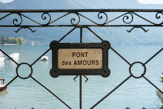 Panneau, pencarte du pont des amours au lac d'annecy en savoie, love, romantique, romantisme, coeur, aim&eacute;