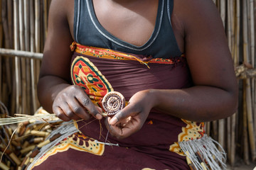 Junge Frau beim Korb flechten in Namibia