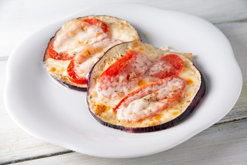 Piatto di melanzane con mozzarella e pomodoro 