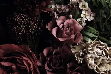 Foto op Plexiglas Mooi boeket van verschillende bloemen, close-up. Bloemenkaartontwerp met donker vintage effect © New Africa