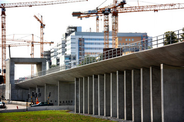 Naklejka premium Byggkranar vid bygget av nya karolinska sjukhuset vid norra länken 