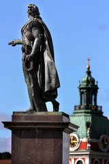 Obraz premium Berzelii park, statyn av Jöns Jacob Berzelius med Jakobs kyrka i bakgrunden..