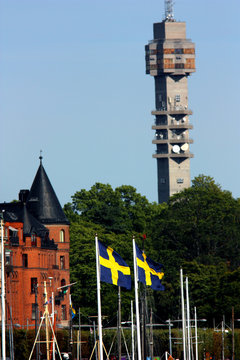 Kakn&auml;stornet, strandv&auml;gen, svenska flaggor.